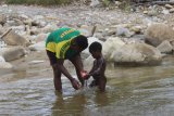 Prajurit TNI ajarkan mandi bersih kepada anak di Kabupaten Deiyai Papua