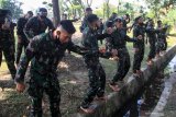 Prajurit Marinir melakukan yel yel seusai latihan renang rintangan (obstacle swiming) dengan jarak 150 m di kolam Bhumi Marinir Gedangan, Sidoarjo, Jawa Timur. Jumat (26/6/2020). Latihan tersebut bertujuan untuk meningkatkan ketangkasan prajurit Brigade Infanteri 2 Marinir dalam berenang melewati rintangan, sehingga mental dan fisik prajurit tetap terjaga meskipun dalam masa pandemi Covid-19. Antara Jatim/Umarul Faruq/zk