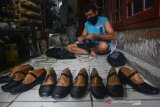 Pekerja industri rumahan menyelesaikan pembuatan sepatu di Surodinawan, Kecamatan Prajuritkulon, Kota Mojokerto, Jawa Timur, Jumat (26/6/2020). Sejumlah usaha mikro kecil dan menengah (UMKM) alas kaki di Mojokerto yang sempat berhenti berproduksi akibat adanya pandemi COVID-19, kini mulai bangkit untuk produksi meski pesanan tidak sebanyak sebelumnya. Antara Jatim/Syaiful Arif/zk.