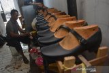 Pekerja industri rumahan menyelesaikan pembuatan sepatu di Surodinawan, Kecamatan Prajuritkulon, Kota Mojokerto, Jawa Timur, Jumat (26/6/2020). Sejumlah usaha mikro kecil dan menengah (UMKM) alas kaki di Mojokerto yang sempat berhenti berproduksi akibat adanya pandemi COVID-19, kini mulai bangkit untuk produksi meski pesanan tidak sebanyak sebelumnya. Antara Jatim/Syaiful Arif/zk.