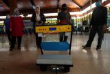 Robot pengantar obat pasien COVID-19