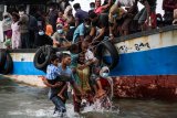 Warga melakukan evakuasi paksa pengungsi etnis Rohingya dari kapal di pesisir pantai Lancok, Kecamatan Syantalira Bayu, Aceh Utara, Aceh, Kamis (25/6/2020). Warga terpaksa melakukan evakuasi paksa 94 orang pengungsi etnis Rohingya ke darat yang terdiri dari 15 orang laki-laki, 49 orang perempuan dan 30 orang anak-anak tanpa seizin pihak terkait, karena warga menyatakan tidak tahan melihat kondisi pengungsi Rohingya yang memprihatikan di dalam kapal sekitar 1 mil dari bibir pantai dalam kondisi. terutama anak-anak dan wanita dalam kondisi lemas akibat dehidrasi dan kelaparan. ANTARA FOTO/Rahmad/aww.