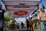 Warga membawa banner untuk di pasang di pingir Jalan Raya Jati perumahan Pondok Mutiara, Sidoarjo, Jawa Timur, Sabtu (27/6/2020). Mereka menolak jalan perumahan mereka dijadikan akses keluar masuk ke Mutiara City yang saat ini dalam proses pembangunan akan mengganggu kenyamanan warga dikawasan tersebut. Antara Jatim/Umarul Faruq/zk