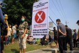 Warga memasang banner penolakan di pingir Jalan Raya Jati perumahan Pondok Mutiara, Sidoarjo, Jawa Timur, Sabtu (27/6/2020). Mereka menolak jalan perumahan mereka dijadikan akses keluar masuk ke Mutiara City yang saat ini dalam proses pembangunan akan mengganggu kenyamanan warga dikawasan tersebut. Antara Jatim/Umarul Faruq/zk