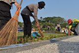 Anggota Polri bersama prajurit TNI membersihkan kawasan Taman Makam Pahlawan (TMP) Madiun, Jawa Timur, Sabtu (27/6/2020). Dalam rangka menyambut HUT ke-74 Bhayangkara Polres Madiun Kota bersama institusi TNI dan Pemkot Madiun melakukan kerja bakti bersama membersihkan TMP, Gereja Katolik Santo Cornelius, Masjid Agung Baitul Hakim dan Tempat Ibadah Tri Dharma serta lingkungan Polres Madiun Kota. Antara Jatim/Siswowidodo/zk.