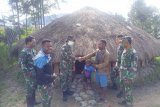 TNI bagi sembako warga Mayuberi pengunungan terdampak COVID-19 di Puncak Jaya