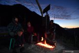 Warga menghangatkan diri  saat bertugas di pos jaga  kawasan Taman Nasional Bromo Tengger Semeru di Probolinggo, Jawa Timur, Sabtu (27/6/2020). Pembukaan kawasan wisata Gunung Bromo di era normal baru ini menunggu rekomendasi Gugus Tugas COVID-19 terkait penerapan protokol kesehatan untuk kawasan wisata. Antara Jatim/Zabur Karuru