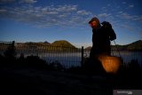 Pedagang menjajakan jualannya di kawasan Taman Nasional Bromo Tengger Semeru di Probolinggo, Jawa Timur, Sabtu (27/6/2020). Pembukaan kawasan wisata Gunung Bromo di era normal baru ini menunggu rekomendasi Gugus Tugas COVID-19 terkait penerapan protokol kesehatan untuk kawasan wisata. Antara Jatim/Zabur Karuru