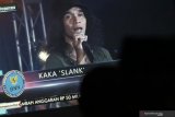 Siluet tamu undangan menghadiri nonton bareng konser amal grup band Slank di halaman kantor Badan Narkotika Nasional (BNN) Kota Kediri, Jawa Timur, Sabtu (27/6/2020) malam. BNN menyelenggarakan konser grup band duta anti narkoba secara virtual guna menggalang dana untuk masyarakat terdampak pandemi COVID-19 sekaligus merayakan peringatan Hari Anti Narkoba Internasional (HANI). Antara Jatim/Prasetia Fauzani/zk.