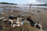  Dua orang anak bermain di pantai Sidem, Tulungagung, Jawa Timur, Jumat (26/6/2020). Pantai Sidem yang masih ditutup untuk wisata karena pandemi COVID-19 tersebut dalam kondisi kotor karena kurang perawatan. Antara Jatim/Prasetia Fauzani/zk