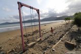 Seorang anak bermain di pantai Sidem, Tulungagung, Jawa Timur, Jumat (26/6/2020). Pantai Sidem yang masih ditutup untuk wisata karena pandemi COVID-19 tersebut dalam kondisi kotor karena kurang perawatan. Antara Jatim/Prasetia Fauzani/zk