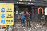 Pendaki bersiap melakukan pendakian di pintu gerbang jalur pendakian Gunung Lawu di Cemoro Sewu, Magetan, Jawa Timur, Sabtu (27/6/2020). Pengelola wisata kawasan Gunung Lawu membuka kembali jalur pendakian Gunung Lawu setelah ditutup selama sekitar tiga bulan masa pandemi COVID-19 dengan menerapkan protokol kesehatan guna pencegahan penyebaran penyakit yang disebabkan virus Corona, antara lain pemeriksaan suhu tubuh, menjaga jarak, cuci tangan, membawa hand sanitizer, tidak bergerombol dengan kelompok lain, mengenakan masker ketika di base camp dan tempat tertentu. Antara Jatim/Siswowidodo/zk.