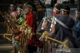 Pemain angklung menggunakan pelindung wajah saat menghibur wisatawan di Saung Angklung Udjo, Bandung, Jawa Barat, Sabtu (27/6/2020). Saung Angklung Udjo kembali membuka pertunjukan seni dengan media angklung bagi wisatawan domestik dan wisatawan mancanegara dengan menerapkan protokol kesehatan di era normal baru. ANTARA JABAR/Raisan Al Farisi/agr