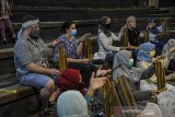 Wisatawan domestik dan mancanegara memainkan angklung di Saung Angklung Udjo, Bandung, Jawa Barat, Sabtu (27/6/2020). Saung Angklung Udjo kembali membuka pertunjukan seni dengan media angklung bagi wisatawan domestik dan wisatawan mancanegara dengan menerapkan protokol kesehatan di era normal baru. ANTARA JABAR/Raisan Al Farisi/agr