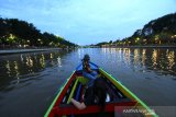 Wisatawan menikmati pemandangan saat wisata susur sungai di Banjarmasin, Kalimantan Selatan, Sabtu (27/6/2020). Pemprov Kalimantan Selatan terus berupaya meningkatkan kunjungan pariwisata, salah satunya wisata susur sungai di Banjarmasin yang menawarkan suasana alam serta aktivitas warga di bantaran sungai untuk menggaet para wisatawan baik dari dalam negeri maupun luar negeri. Foto Antaranews Kalsel/Bayu Pratama S.