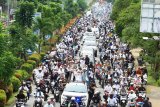 Ratusan pengunjuk rasa dari berbagai ormas melakukan konvoi menuju DPRD Provinsi Kalbar untuk menggelar aksi selamatkan NKRI dan Pancasila di Jalan Ahmad Yani Pontianak, Kalimantan Barat, Jumat (26/6/2020). Dalam aksi tersebut mereka menuntut Rancangan Undang-Undang Haluan Ideologi Pancasila (RUU HIP) dicabut dan dibatalkan dari program legislasi nasional (prolegnas) 2020. ANTARA FOTO/Jessica Helena Wuysang/pras.