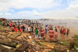 Sejumlah warga Tionghoa berkumpul di tepian Sungai Kapuas saat menjalankan tradisi mandi Peh Cun di Pontianak, Kalimantan Barat, Kamis (25/6/2020). Tradisi mandi Peh Cun bersama tersebut rutin dilakukan setiap tanggal 5 bulan 5 tahun Imlek di Sungai Kapuas. ANTARA FOTO/Jessica Helena Wuysang/aww.