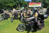 Anggota Polri dan TNI membawa keranjang berisi beras untuk dibagikan ke warga di Mapolresta Padang, Sumatera Barat, Jumat (26/6/2020). Polresta Padang melakukan bakti sosial dengan membagikan beras dan buah pepaya kepada warga dalam rangka HUT Bhayangkara ke-74 sekaligus mendukung ketahanan pangan selama pandemi COVID-19. ANTARA FOTO/Iggoy el Fitra/pras.