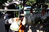 Warga memilih sayuran dari bantuan yang diberikan oleh perangkat di Kelurahan Campurejo, Kecamatan Mojoroto, Kota Kediri, Jawa Timur, Senin (29/6/2020). Bantuan itu diberikan di RW 6, Kelurahan Campurejo, Kota Kediri, yang meliputi sayuran dan lauk. Ada 330 paket sayuran yang disiapkan untuk warga di tengah pandemi COVID-19. Antara Jatim/ Asmaul Chusna/zk.