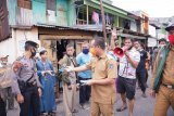 Wagub beri bantuan sembako dan masker bagi warga korban kebakaran