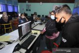 Petugas memeriksa kelengkapan dokumen calon siswa saat pendaftaran Penerimaan Peserta Didik Baru (PPBD) jalur zonasi secara 'online' dan daring di SMAN 2 Banjarmasin, Kalimantan Selatan, Senin (29/6/2020). Pendaftaran PPDB tingkat SMA/SMK di Banjarmasin mulai dibuka 29 Juni hingga 1 Juli 2020 dengan mekanisme pendaftaran secara daring, namun sejumlah sekolah masih ada yang menyediakan pelayanan pendaftaran langsung dengan menerapkan protokol kesehatan COVID-19 bagi calon siswa yang mengalami kesulitan mendaftar secara daring. Foto Antaranews Kalsel/Bayu Pratama S.