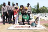 Kapolda Papua tabur bunga di TMP Waena sambut Hari Bhayangkara