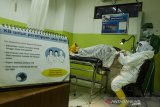 Bidan dari Ikatan Dokter Indonesia melakukan pelayanan akseptor KB dengan Protokol Kesehatan COVID-19 di Klinik Pratama Edelweiss, Bandung, Jawa Barat, Senin (29/6/2020). Jawa Barat menyumbang 454.226 akseptor dari target sejuta akseptor KB program  Badan Kependudukan dan Keluarga Berencana Nasional (BKKBN) sebagai peringatan Ke-27 Hari Keluarga Nasional guna menekan angka putus pakai Kontrasepsi akibat Pandemi COVID-19. ANTARA JABAR/Novrian Arbi/agr