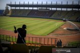 Pekerja membersihkan bangku penonton Stadion Si Jalak Harupat di Soreang, Kabupaten Bandung, Jawa Barat, Senin (29/6/2020). PSSI telah menetapkan enam stadion termasuk Stadion Si Jalak Harupat sebagai tempat penyelenggaran Piala Dunia U-20 2021 di Indonesia yang akan segera di revitalisasi sesuai dengan standar FIFA oleh Kementerian PUPR. ANTARA JABAR/Raisan Al Farisi/agr