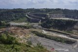 Aktivitas pembangunan Bendungan Leuwikeris di Kabupaten Ciamis, Jawa Barat, Senin (29/6/2020). Pembangunan Bendungan Leuwikeris yang berbatasan dengan Kabupaten Ciamis itu nantinya akan menampung 81,44 juta meter kubik air sebagai sumber irigasi lahan seluas 11.950 hektare serta dijadikan Pembangkit Listrik Tenaga Air (PLTA), obyek wisata dan juga konservasi air tanah dan pembangunan tersebut sudah mencapai 54 persen dengan target rampung pada 2021 mendatang. ANTARA JABAR/Adeng Bustomi/agr