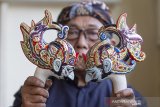 Perajin menunjukan kerajinan wayang golek purwa di Saung Abah Ana, Desa Duren, Klari, Karawang, Jawa Barat, Senin (29/6/2020). Pemerintah melalui Kementerian Komunikasi dan Informatika serta berkolaborasi dengan kementerian, lembaga dan ekosistem digital terus berupaya membantu pelaku usaha mikro kecil dan menengah (UMKM) untuk menjual produk di platform digital dan terlibat aktif dalam pembangunan ekonomi digital Indonesia. ANTARA JABAR/M Ibnu Chazar/agr