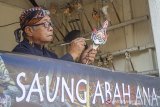 Perajin menyelesaikan pembuatan kerajinan wayang golek purwa di Saung Abah Ana, Desa Duren, Klari, Karawang, Jawa Barat, Senin (29/6/2020). Pemerintah melalui Kementerian Komunikasi dan Informatika serta berkolaborasi dengan kementerian, lembaga dan ekosistem digital terus berupaya membantu pelaku usaha mikro kecil dan menengah (UMKM) untuk menjual produk di platform digital dan terlibat aktif dalam pembangunan ekonomi digital Indonesia. ANTARA JABAR/M Ibnu Chazar/agr