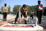 Kapolresta Sidoarjo Kombes Pol Sumardji (tengah) bersama jajaran menabur bunga saat melakukan ziarah kubur di Taman Makam Pahlawan, Sidoarjo, Jawa Timur, Senin (29/6/2020). Ziarah tersebut dilakukan dalam rangka rangkaian peringatan HUT ke-74 Bhayangkara yang jatuh pada 1 Juli 2020. Antara Jatim/Umarul Faruq/zk