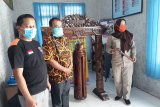 Perwakilan Badan Penanggulangan Bencana Daerah (BPBD) Provinsi Jawa Timur (berkerudung) menyerahkan kentongan di kantor Kelurahan Ketami, Kecamatan Pesantren, Kota Kediri, Jawa Timur, Selasa (30/6/2020). Kota Kediri menang lomba destana (desa/kelurahan tangguh bencana) 2019 tipe madya, dengan hadiah kentongan dan uang tunai. Kentongan bisa dimanfaatkan sebagai sebagai pengganti alarm tanda bahaya atau untuk mengumpulkan massa. Antara Jatim/ Asmaul Chusna