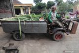 Perakit mobil bertenaga mesin sepeda motor, Subeki mongoperasikan kendaraan karyanya di Desa Pelas, Kediri, Jawa Timur, Selasa (30/6/2020). Penyandang disabilitas tersebut menerima jasa perakitan kendaraan angkut pertanian berbahan baku mesin sepeda motor dan rangka mobil bekas dengan tarif antara Rp5 juta hingga Rp7 juta per unit. Antara Jatim/Prasetia Fauzani/zk.