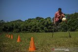 Atlet timnas Indonesia Amputee Football Aditya menjalani sesi latihan mandiri di Lapangan Sepakbola Kiarapayung, Jatinangor, Kabupaten Sumedang, Jawa Barat, Selasa (30/6/2020). Latihan mandiri tersebut dilakukan sebagai salah satu persiapan atlet untuk menghadapi Piala Asia Amputee Football 2020 di Selangor Malaysia yang tengah ditunda akibat pandemi COVID-19. ANTARA JABAR/Raisan Al Farisi/agr