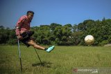 Atlet timnas Indonesia Amputee Football Aditya menjalani sesi latihan mandiri di Lapangan Sepakbola Kiarapayung, Jatinangor, Kabupaten Sumedang, Jawa Barat, Selasa (30/6/2020). Latihan mandiri tersebut dilakukan sebagai salah satu persiapan atlet untuk menghadapi Piala Asia Amputee Football 2020 di Selangor Malaysia yang tengah ditunda akibat pandemi COVID-19. ANTARA JABAR/Raisan Al Farisi/agr