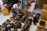 Pekerja mengemas produk sepatu kulit kualitas ekspor sebelum dikirim ke Malaysia dan Singapura di rumah produksi Shoeka Shoes di Malang, Jawa Timur, Selasa (30/6/2020). Pengusaha sepatu kulit ekspor setempat mengaku mengandalkan pemasaran digital serta berinovasi membuat produk baru yang murah dan disukai konsumen untuk mengatasi anjloknya permintaan dari seribu pasang menjadi enam ratus pasang per bulan atau menurun 40 persen akibat pandemi COVID-19. Antara Jatim/Ari Bowo Sucipto/zk.