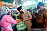 Wali Kota Padang bagikan 200 keranjang daur ulang minimalkan sampah plastik