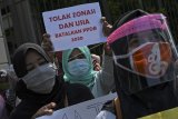 Sejumlah orang tua murid berunjuk rasa di depan kantor Kemendikbud, Jakarta, Senin (29/6/2020). Unjuk rasa yang diikuti ratusan orang tua murid tersebut menuntut penghapusan syarat usia dalam Penerimaan Peserta Didik Baru (PPDB) DKI Jakarta. ANTARA FOTO/Wahyu Putro A/wsj.