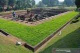 Petugas Balai Pelestarian Cagar Budaya (BPCB) Jatim melakukan kegiatan evaluasi pemugaran di situs Candi Tikus di Desa Temon, Kecamatan Trowulan, Kabupaten Mojokerto, Rabu (1/7/2020). Kegiatan ini sebagai upaya untuk mengumpulkan data yang meliputi data teknis keterawatan atau konservasi, lingkungan, dan aspek pemanfaatan. Melalui pengumpulan data ini diharap dapat diketahui perkembangan yang terjadi pada candi tikus selama 35 tahun hasil pemugaran, karena pemugaran terakhir dilakukan pada 1984-1985. Antara Jatim/Syaiful Arif/zk