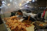 Pedagang menata daging ayam ras di salah satu stan di Pasar Tambah Rejo, Surabaya, Jawa Timur, Rabu (1/7/2020). Berdasarkan data dari Badan Pusat Statistik (BPS) inflasi pada Juni 2020 sebesar 0,18 persen atau lebih rendah dari periode yang sama tahun sebelumnya yakni sebesar 0,55 persen yang dipengaruhi oleh kenaikan harga pada kelompok makanan dan minuman, terutama harga daging ayam ras dan telur ayam ras di tengah kondisi pandemi COVID-19. Antara Jatim/Moch Asim/zk.