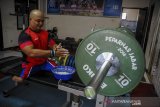 Atlet angkat berat disabilitas menjalani sesi latihan di GOR Padjajaran, Bandung, Jawa Barat, Rabu (1/7/2020). Atlet disabilitas dari National Paralimpic Committee Indonesia (NPCI) Jawa Barat menggelar latihan mandiri di era normal baru untuk persiapan menghadapi Pekan Paralimpik Nasional (Peparnas) XVI 2020 yang akan di gelar di Papua pada Oktober 2021 mendatang. ANTARA JABAR/Raisan Al Farisi/agr