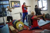 Atlet angkat berat disabilitas melakukan senam pendinginan usai menjalani sesi latihan di GOR Padjajaran, Bandung, Jawa Barat, Rabu (1/7/2020). Atlet disabilitas dari National Paralimpic Committee Indonesia (NPCI) Jawa Barat menggelar latihan mandiri di era normal baru untuk persiapan menghadapi Pekan Paralimpik Nasional (Peparnas) XVI 2020 yang akan di gelar di Papua pada Oktober 2021 mendatang. ANTARA JABAR/Raisan Al Farisi/agr