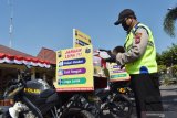 Anggota polisi memeriksa kelengkapan Motor Tangguh Semeru saat Peluncuran Motor Tangguh Semeru dan Penyerahan SIM khusus dalam rangka HUT ke-74 Bhayangkara di halaman Polres Madiun Kota, Jawa Timur, Rabu (1/7/2020). Polres Madiun Kota meluncurkan Motor Tangguh Semeru yang akan digunakan untuk sosialisasi guna memberikan edukasi pencegahan penyebaran COVID-19 serta menyerahkan SIM C kepada 25 warga yang lahir pada 1 Juli bertepatan dengan Hari Bhayangkara. Antara Jatim/Siswowidodo/zk