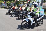 Anggota polisi mencoba mengopersikan Sepeda Motor Tangguh Semeru saat Peluncuran Motor Tangguh Semeru dan Penyerahan SIM khusus dalam rangka HUT ke-74 Bhayangkara di halaman Polres Madiun Kota, Jawa Timur, Rabu (1/7/2020). Polres Madiun Kota meluncurkan Motor Tangguh Semeru yang akan digunakan untuk sosialisasi guna memberikan edukasi pencegahan penyebaran COVID-19 serta menyerahkan SIM C kepada 25 warga yang lahir pada 1 Juli bertepatan dengan Hari Bhayangkara. Antara Jatim/Siswowidodo/zk