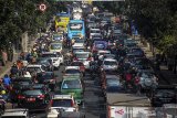 Kendaraan terjebak kemacetan di Terusan Jalan Jakarta, Bandung, Jawa Barat, Rabu (1/7/2020). Data dari Dinas Perhubungan Kota Bandung mencatat, selama masa PSBB di Kota Bandung rata-rata volume kendaraan sebanyak 157.889 per hari sedangkan pada era normal baru rata-rata kendaraan meningkat hingga 50 persen atau sebanyak 304.726 rata-rata perhari. ANTARA JABAR/Raisan Al Farisi/agr