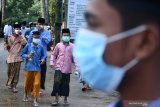 PESANTREN TANGGUH. Santri bersiap mengikuti proses belajar mengajar  di Pondok Pesantren Mambaul Ulum, Bata-Bata,  Pamekasan, Jawa Timur, Minggu (14/6/2020). Kesiapan dalam menghadapi kembalinya santri dimasa Pandemi COVID-19 ke Pesantren dan bersiap menerapkan normal baru sesuai protokol kesehatan, menjadikan pesantren dengan 10.000 santri itu  sebagai 