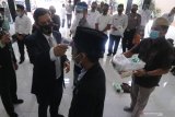 Wali Kota Kediri Abdullah Abu Bakar (kiri) mengukur suhu tubuh salah seorang santri saat pengukuhan satgas penanganan COVID-19 tingkat pesantren di pondok pesantren Al-Amien, Kota Kediri, Jawa Timur, Rabu (1/7/2020). Gugus tugas percepatan penanganan COVID-19 daerah setempat bekerjasama dengan Nahdlatul Ulama membentuk gugus tugas penanganan COVID-19 di 24 pondok pesantren se-Kota Kediri guna memastikan kedisiplinan penerapan protokol kesehatan menjelang era normal baru di pondok pesantren. Antara Jatim/Prasetia Fauzani/zk.