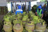 Sejumlah pekerja melakukan pengisian ulang tabung gas Elpiji 3 kilogram di Stasiun Pengisian dan Pengangkutan Bulk Elpiji (SPPBE) Desa Peunaga Rayeuk, Meureubo, Aceh Barat, Rabu (1/7/2020). Data SPPBE Aceh Barat menyebutkan, sejak dua bulan terakhir konsumsi gas Elpiji 3 kilogram mencapai 652.960 tabung yang didistribusikan ke kawasan pantai barat selatan Aceh yang meliputi Kabupaten Aceh Selatan, Aceh Barat Daya, Aceh Barat, Aceh Jaya dan Kabupaten Nagan Raya. Antara Aceh/Syifa Yulinnas.