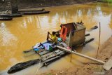 Warga mencuci pakaian di Sungai Muara Kumpeh yang keruh, Kumpeh Ulu, Muarojambi, Jambi, Rabu (1/7/2020). Bank Dunia menyatakan Indonesia masih tertinggal dengan negara-negara berkembang lainnya dalam hal penyediaan layanan dasar bagi penduduknya, seperti penyediaan air minum dan sanitasi. ANTARA FOTO/Wahdi Septiawan/wsj.